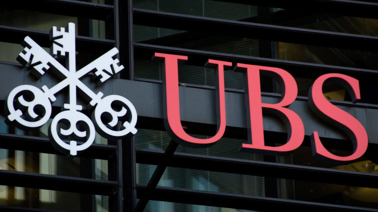 Под угрозой краха находятся 186 банков из США. Что это может значить для индустрии криптовалют? Логотип банка UBS. Фото.
