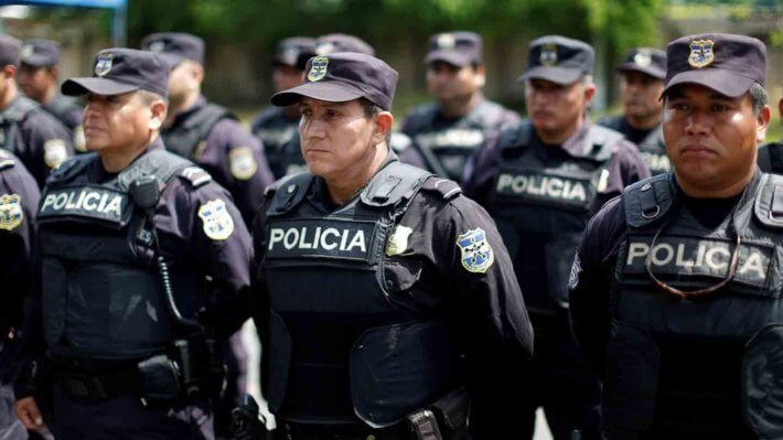 Критика принятия Биткоина в Сальвадоре арестовала полиция. Его подозревают в финансовом мошенничестве. Фото.