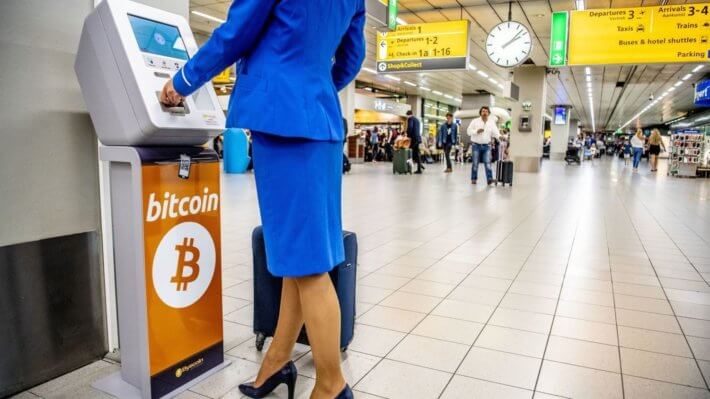 Пассажиры крупнейшого аэропорта Венесуэлы смогут расплатиться криптовалютой за билеты. Фото.