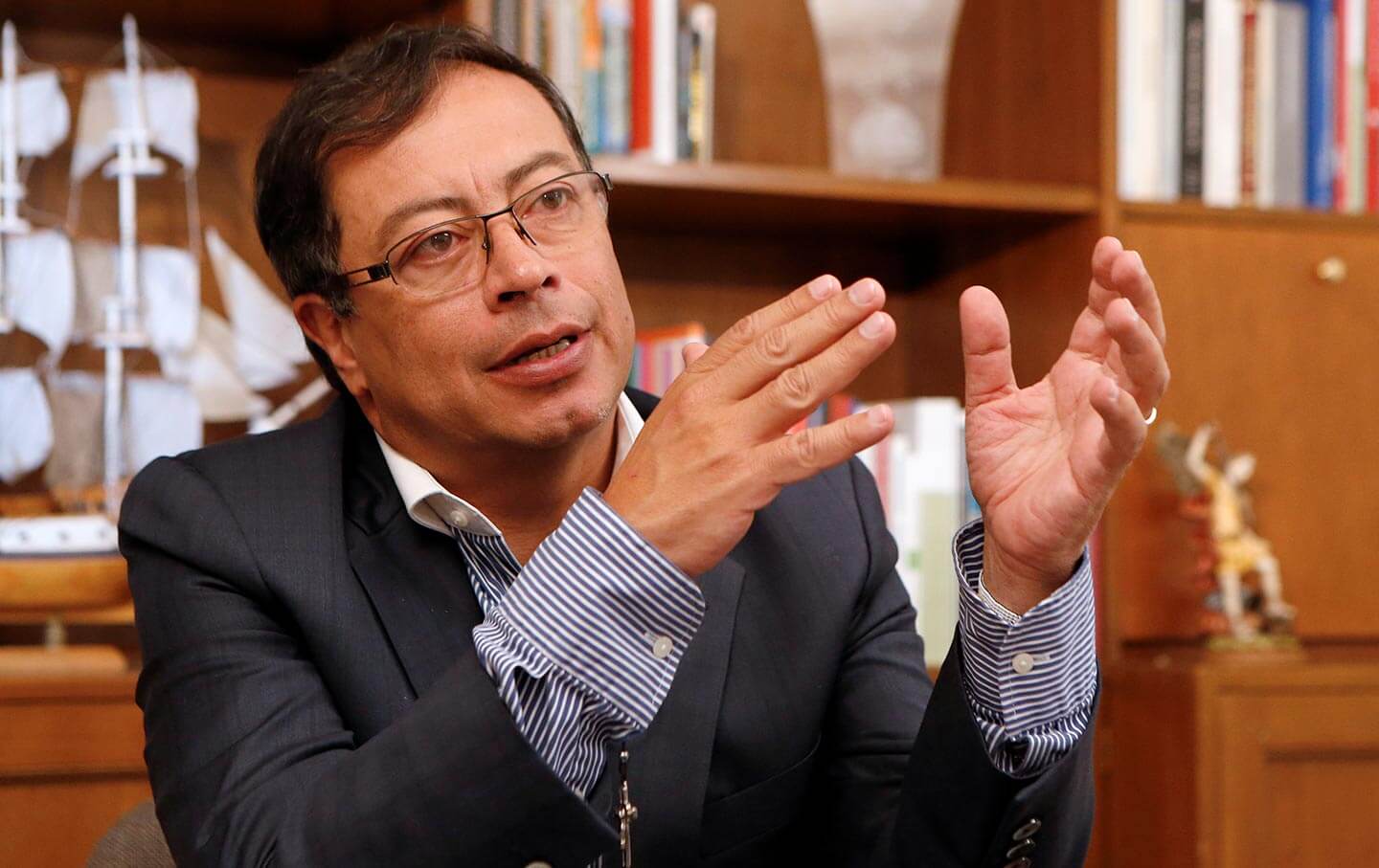 Как используют Биткоин в мире? Колумбийский сенатор Густаво Петро. Фото.