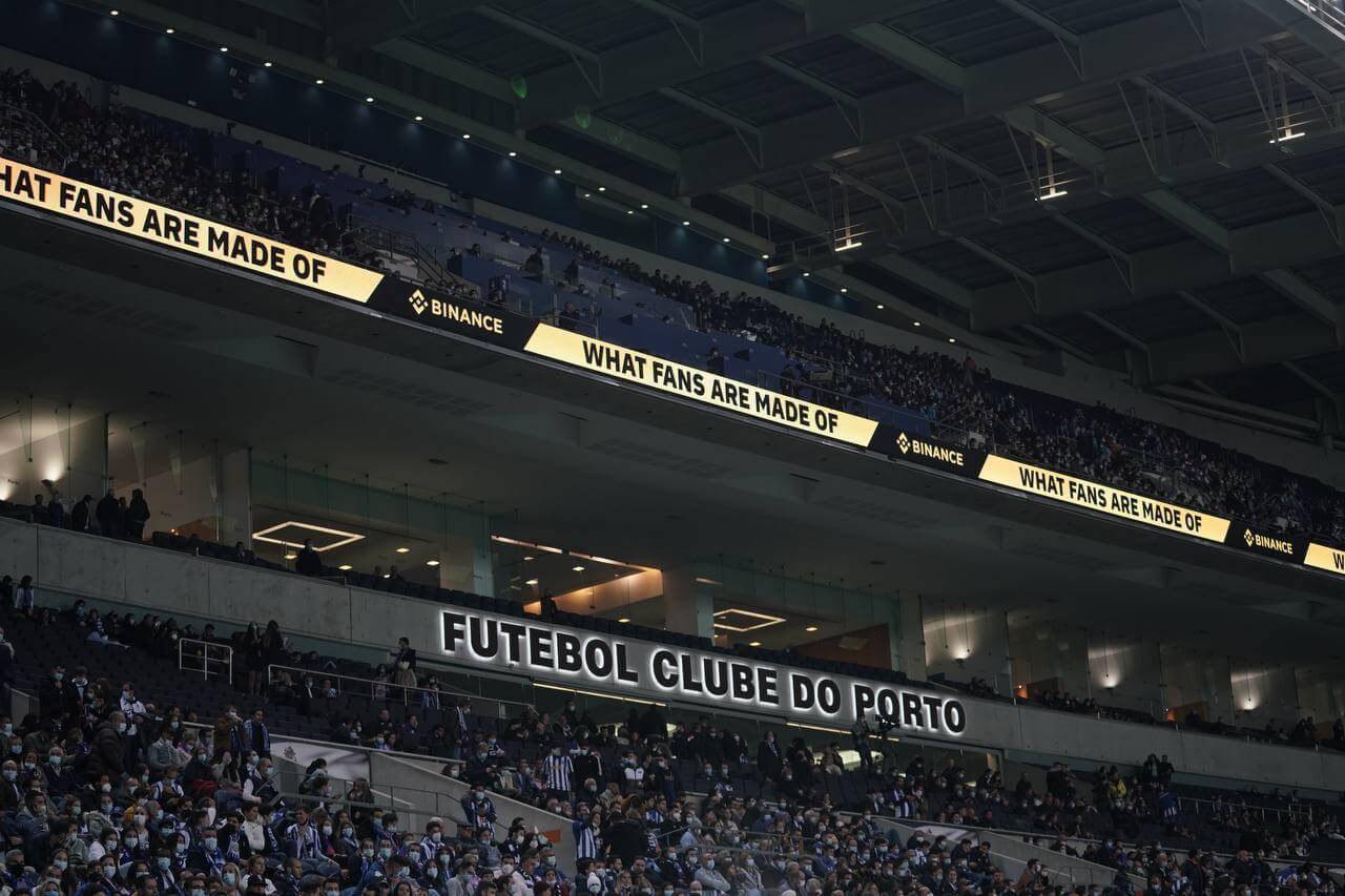 Реклама в футболе. Упоминание биржи Binance на стадионе клуба Порту. Фото.