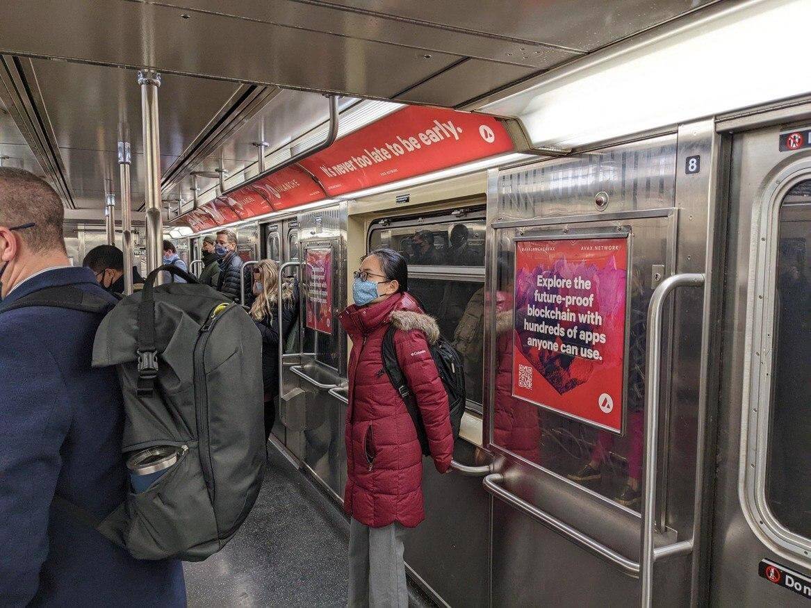 Криптовалюты и будущее интернета. Реклама блокчейна Avalanche в метро Нью-Йорка. Фото.