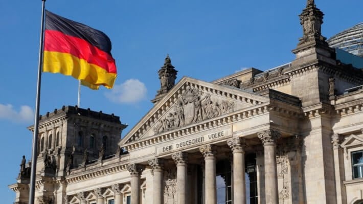 Немецкие банки хотят дать возможность клиентам инвестировать в криптовалюты. Фото.