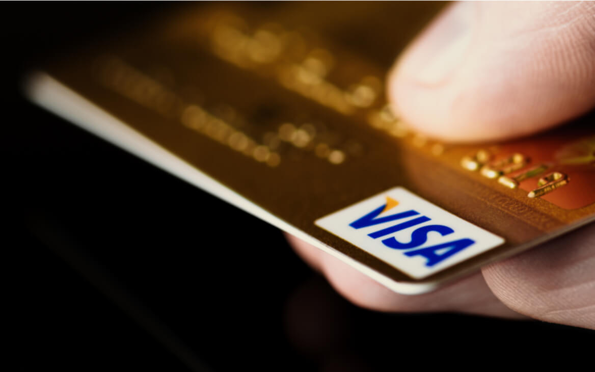 Кто поддерживает сферу стейблкоинов. Логотип платформы Visa. Фото.