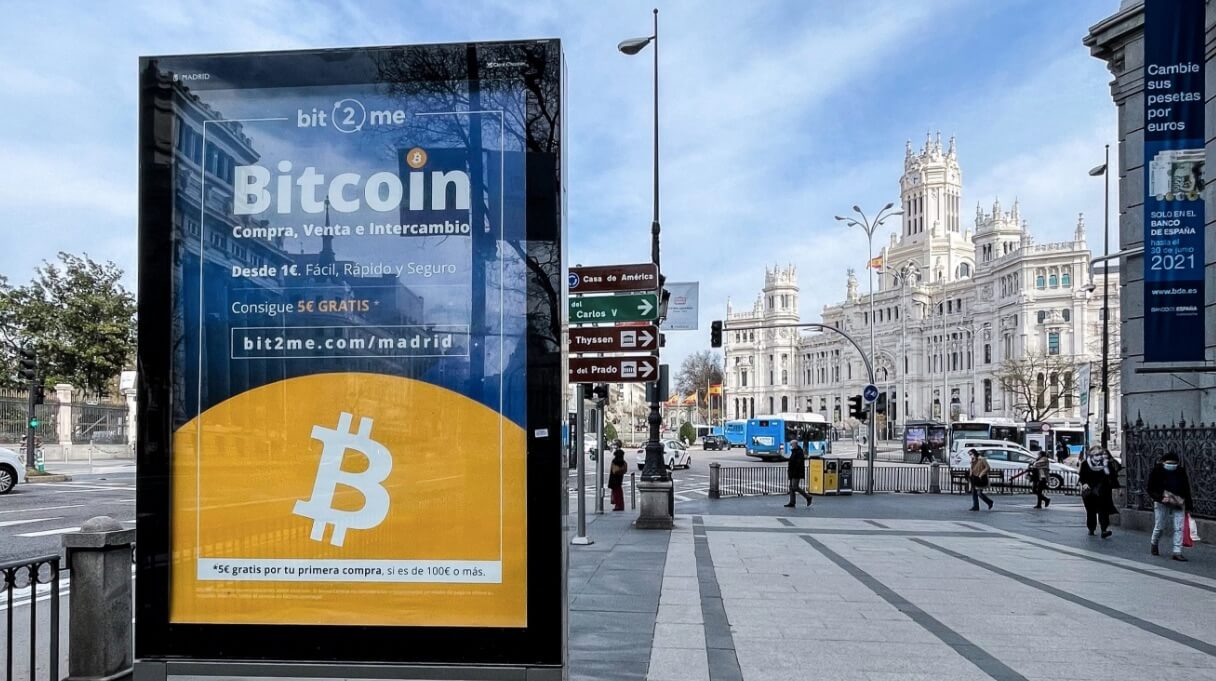 Что будет с криптовалютами. Реклама криптовалют в Испании. Фото.