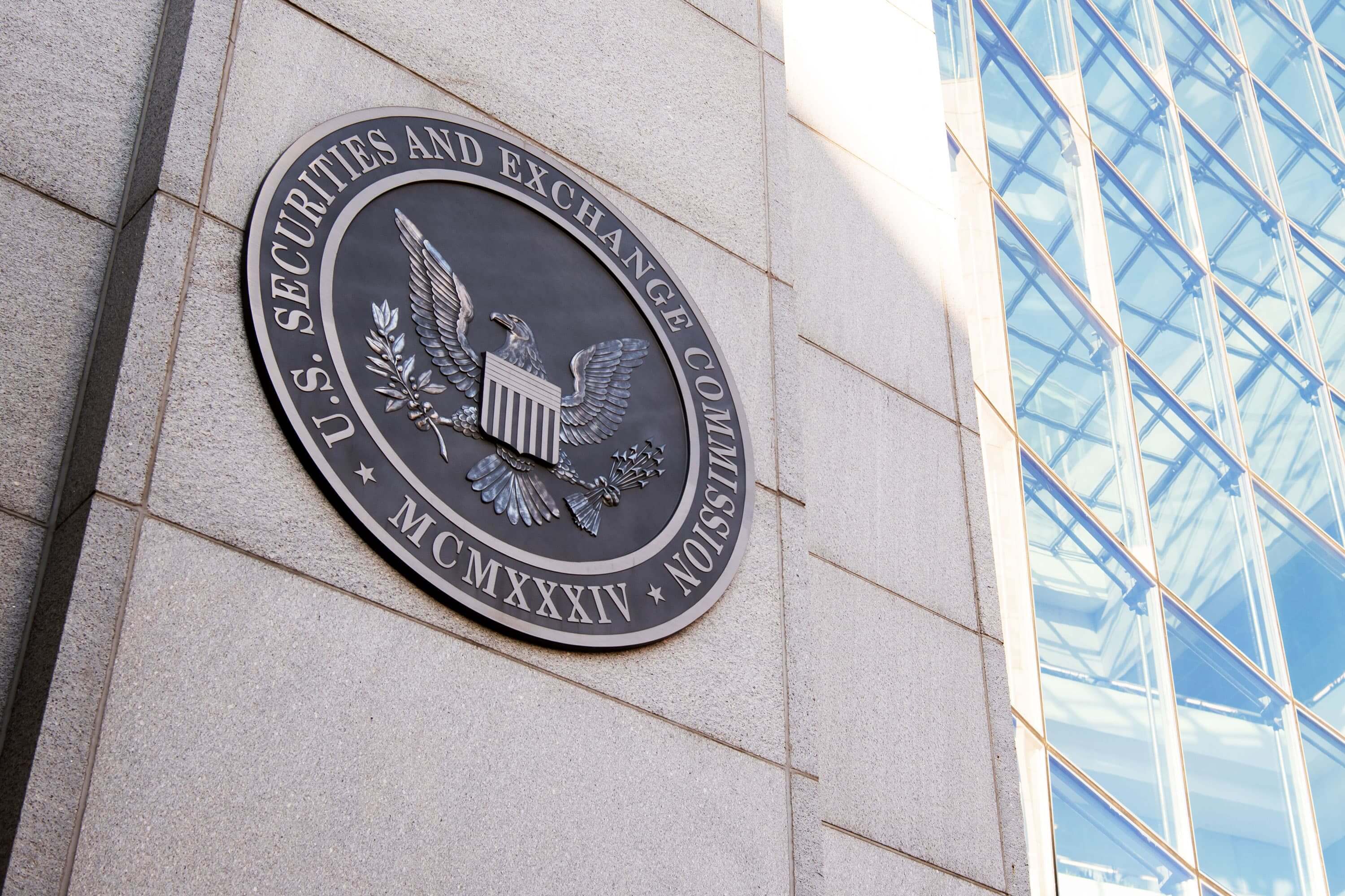Руководитель Coinbase заявил о перспективе запрета стейкинга криптовалют. Его опасения подтвердились. Комиссия по ценным бумагам и биржам США. Фото.
