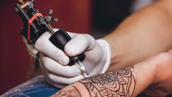 Любители криптовалют делают татуировки с Биткоином. Насколько популярен тренд? Фото.