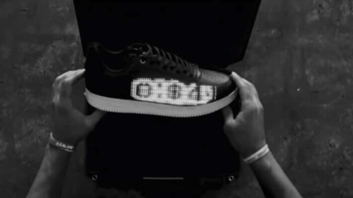 Компания создала кроссовки, которые показывают цену Биткоина в реальном времени. Как они выглядят? Фото.