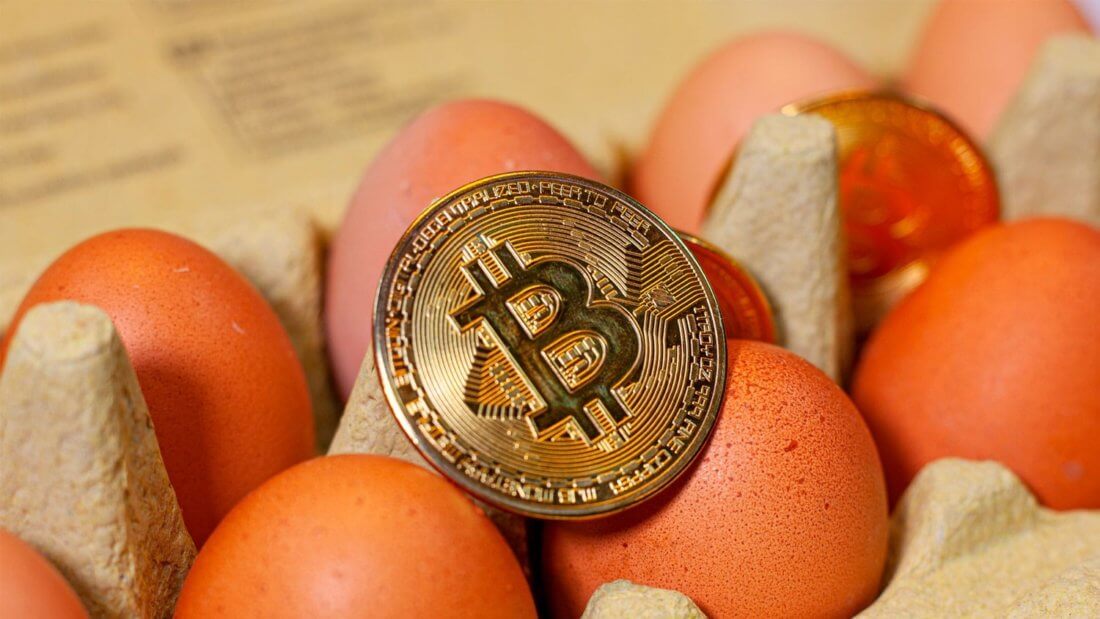 Банк показал цену яиц в Биткоине для его критики. Но любители криптовалют всё равно это оценили. Фото.