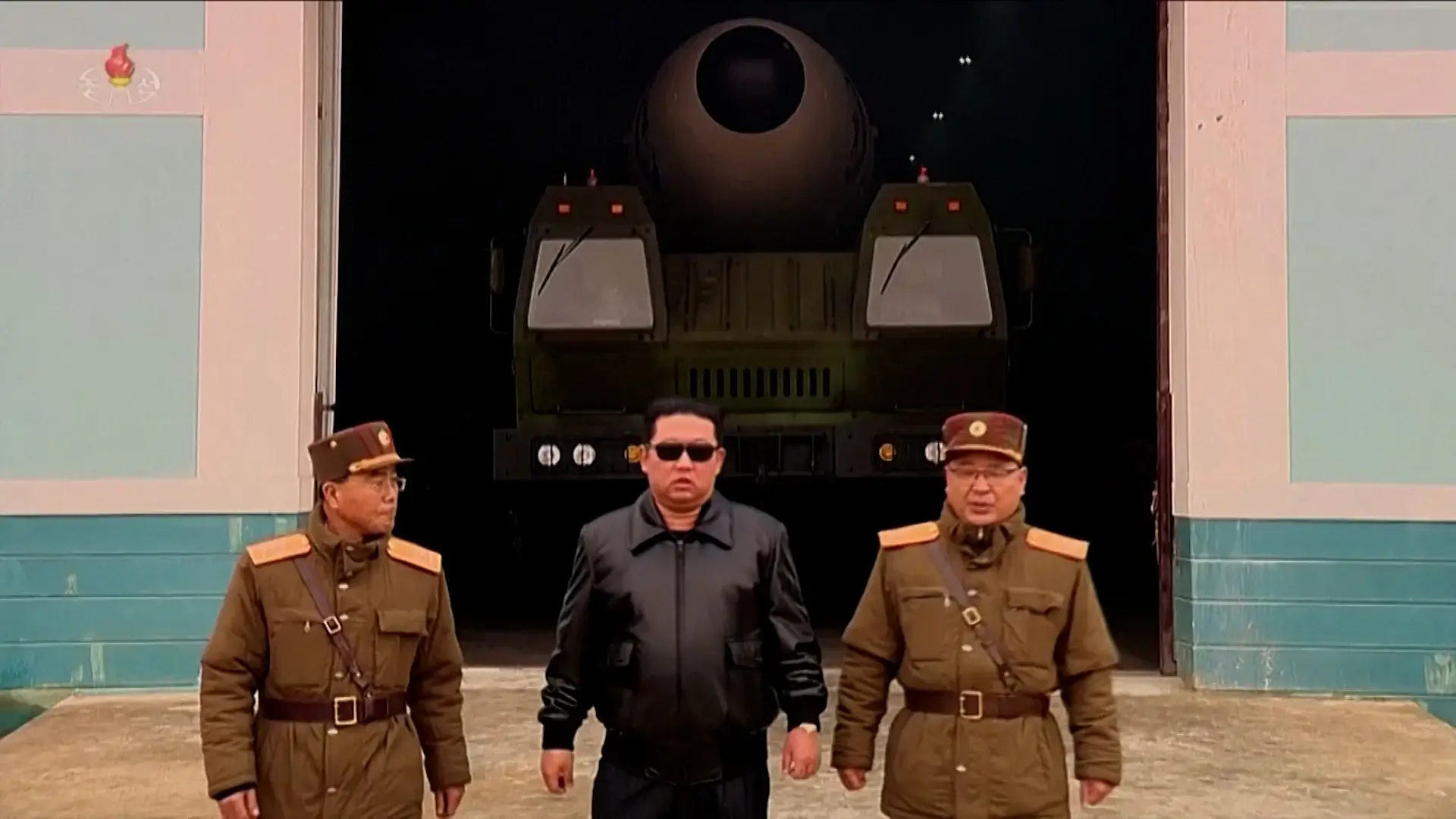 Как влияет обвал рынка криптовалют. Ким Чен Ын на фоне пусковой установки. Фото.