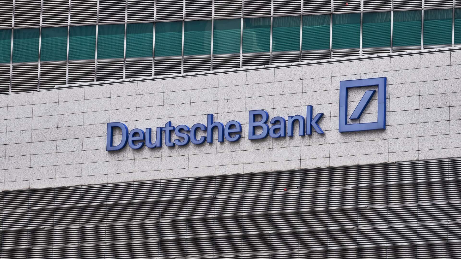Как нужно обращаться с криптовалютами. Логотип банка Deutsche Bank. Фото.