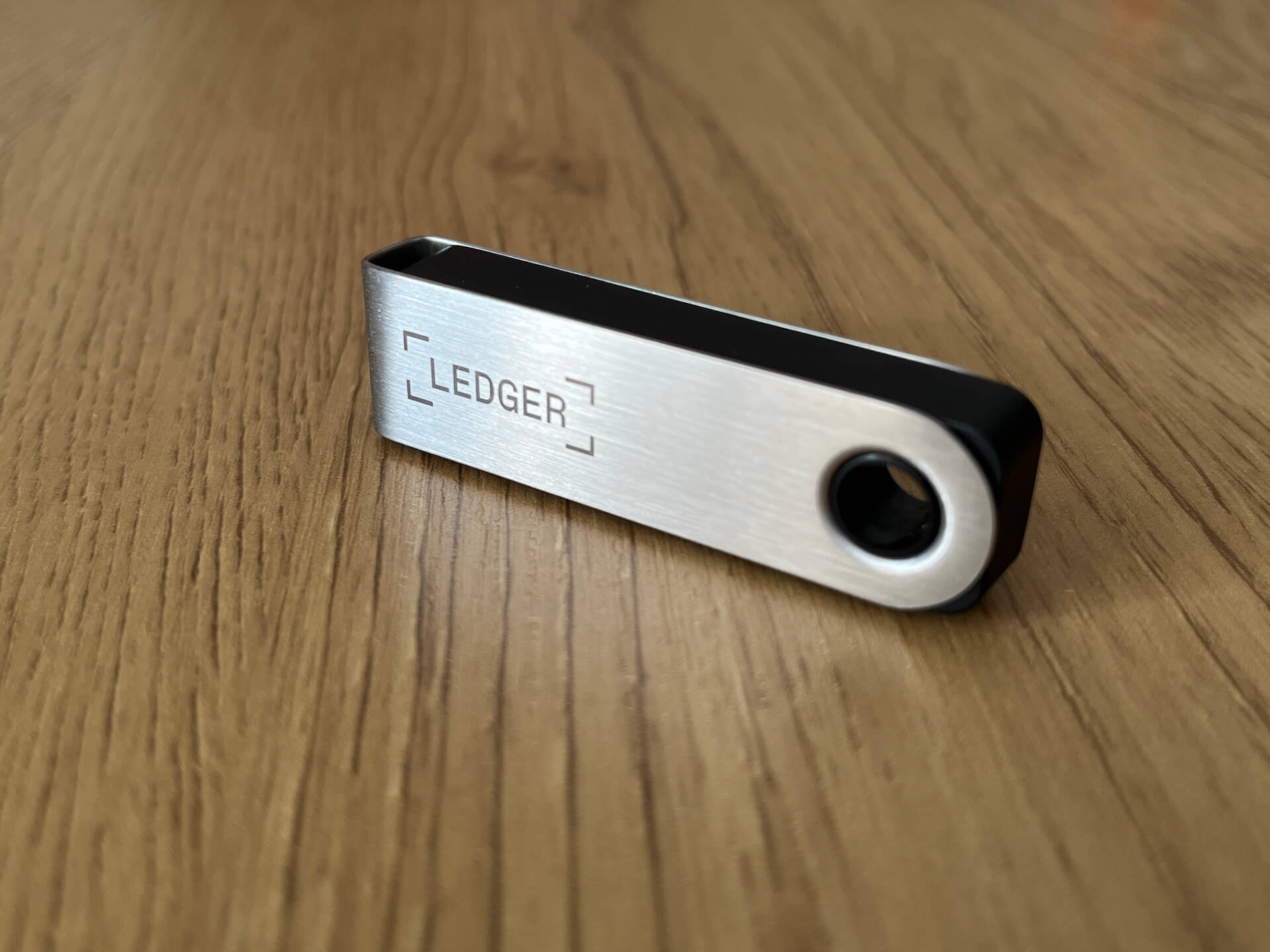 Что происходит с MetaMask? Аппаратный кошелёк Ledger Nano S Plus Genesis Edition. Фото.