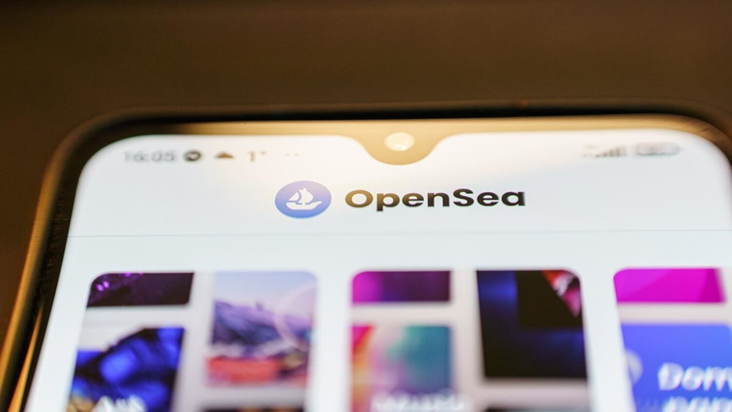 В чём обвиняют платформу OpenSea. Логотип платформы OpenSea. Фото.