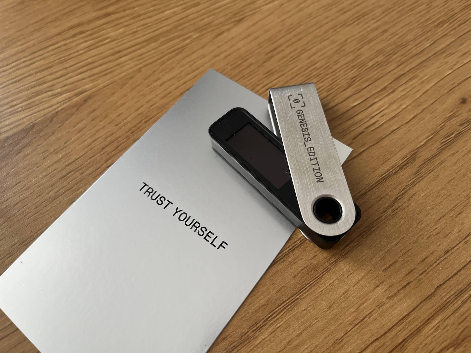 Мошенники распространяют вредоносные приложения под видом криптовалютных ботов. О чём идёт речь? Аппаратный кошелёк Ledger Nano S Plus Genesis Edition. Фото.