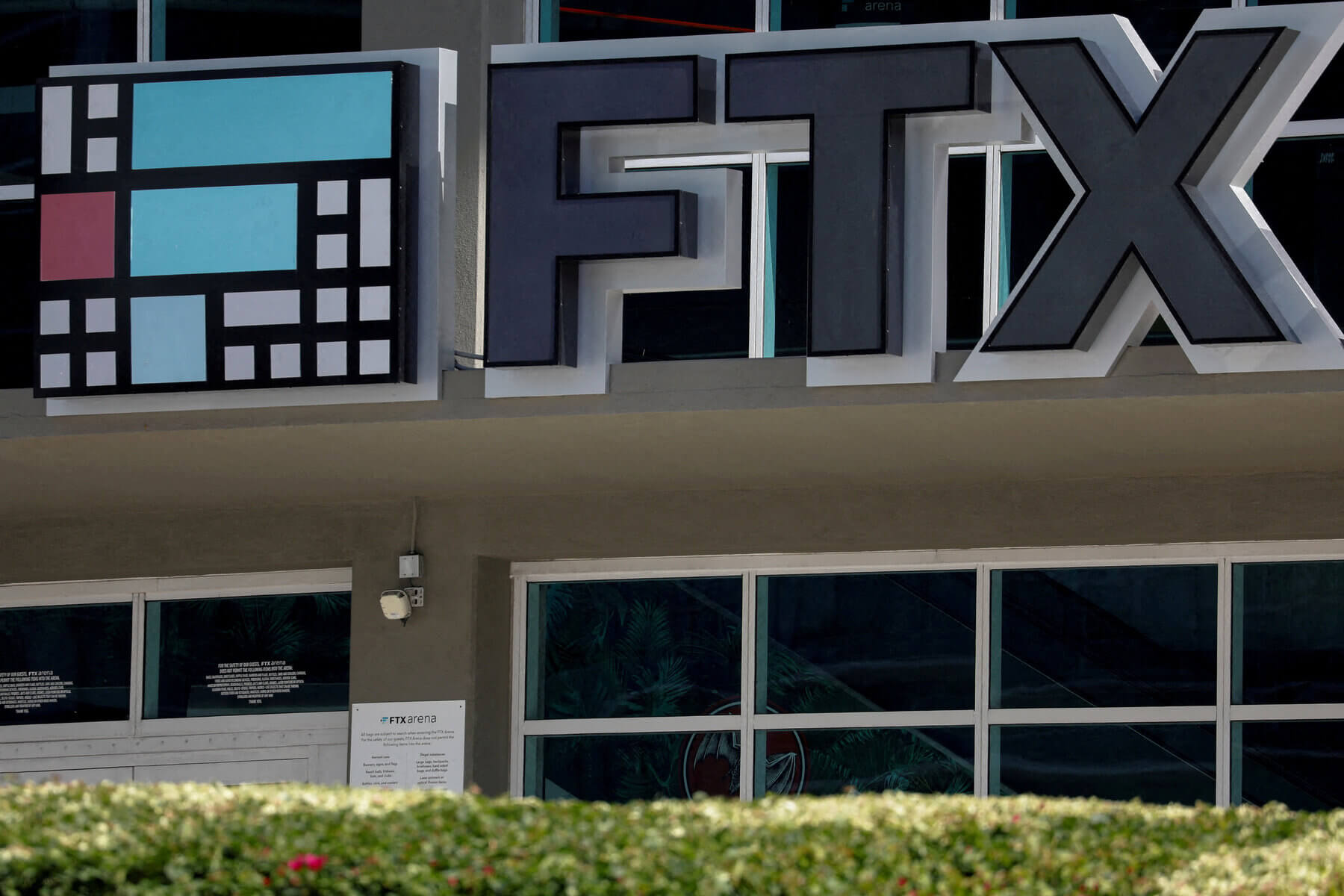 Мошенники нашли способ зарабатывать на жертвах банкротства криптовалютной биржи FTX. Как они это делают? Логотип криптовалютной биржи FTX. Фото.