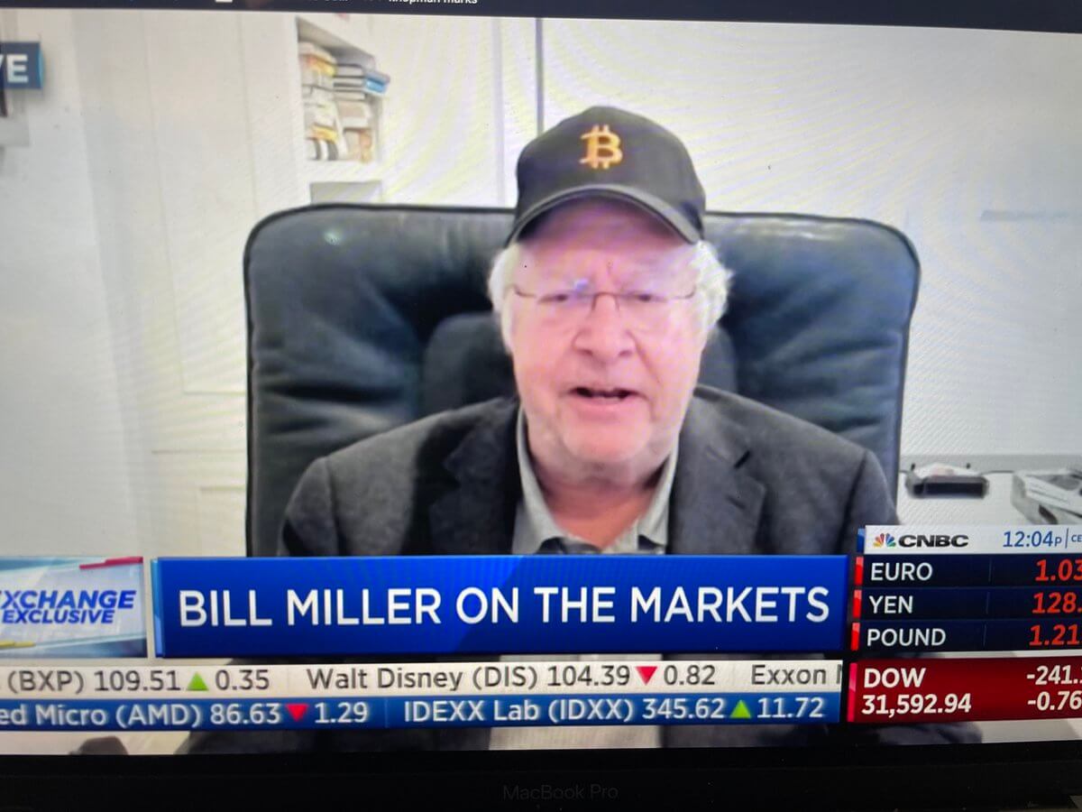 Что будет с криптовалютами? Билл Миллер надел кепку с эмблемой Биткоина во время своего интервью. Фото.