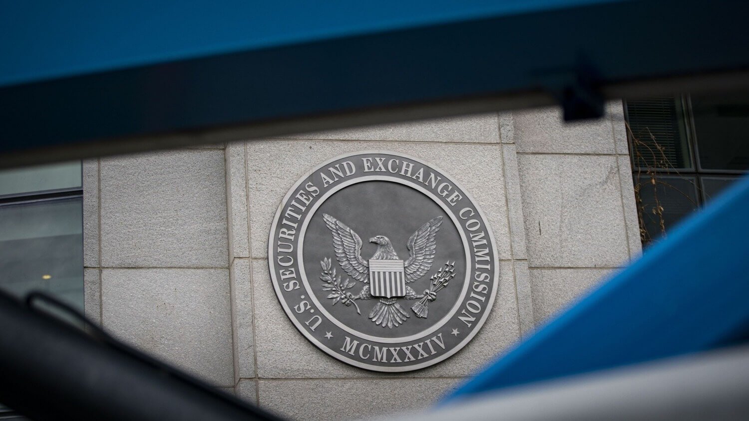 За что Coinbase подала в суд на SEC? Здание Комиссии по ценным бумагам и биржам США. Фото.