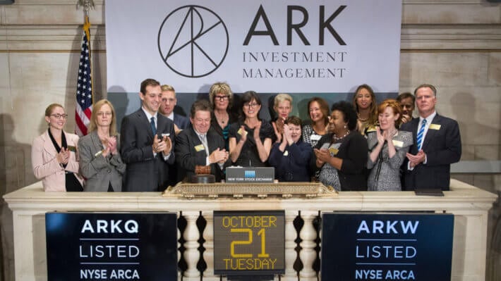 Инвестиционный гигант ARK Invest будет и дальше покупать криптовалюты. Почему? Фото.