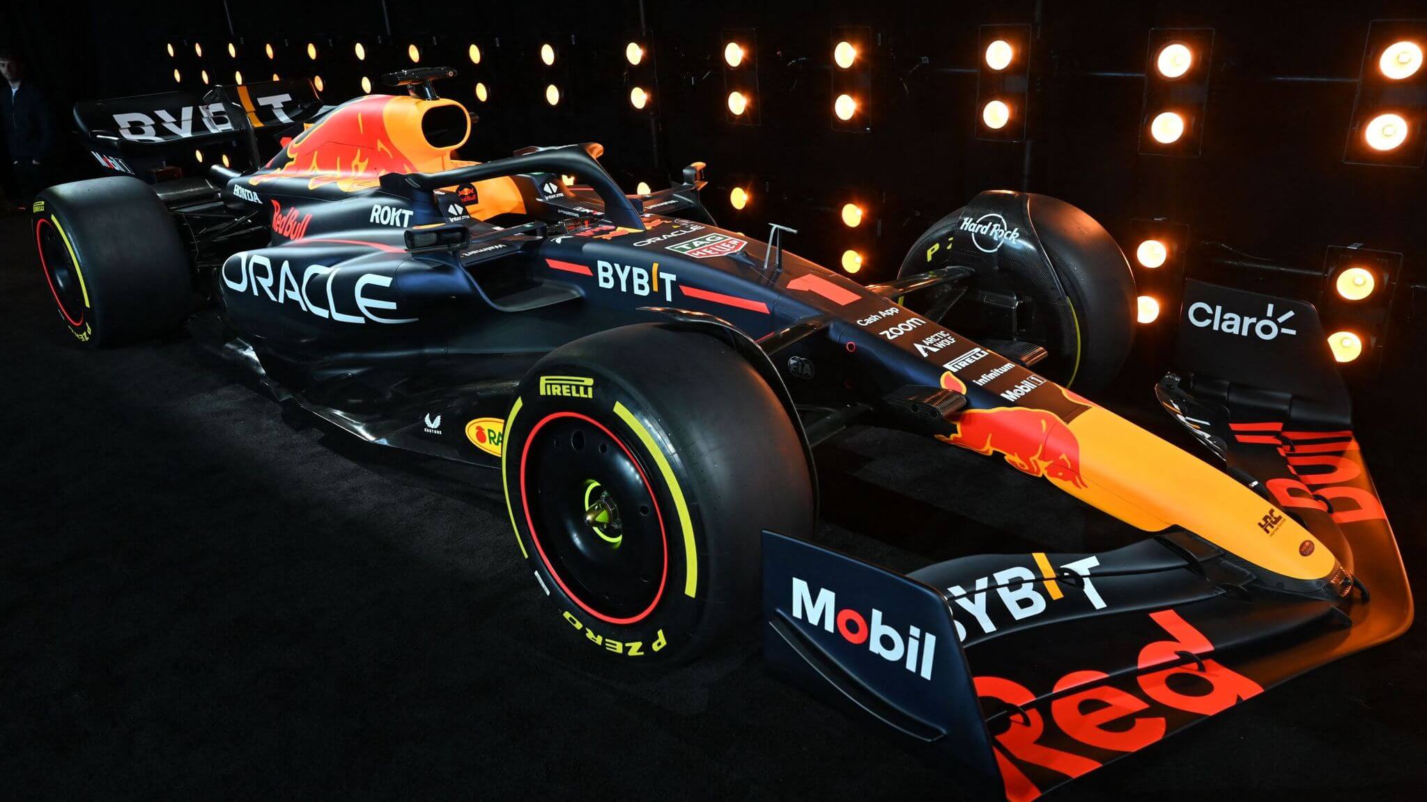 Реклама криптовалют в Формуле 1 в 2023 году. Реклама Bybit от Red Bull в Формуле 1. Фото.