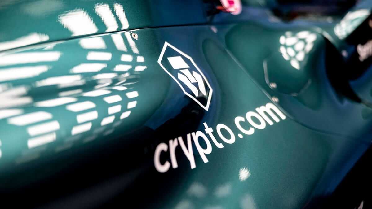Реклама криптовалют в Формуле 1 в 2023 году. Реклама Crypto.com от Aston Martin в Формуле 1. Фото.