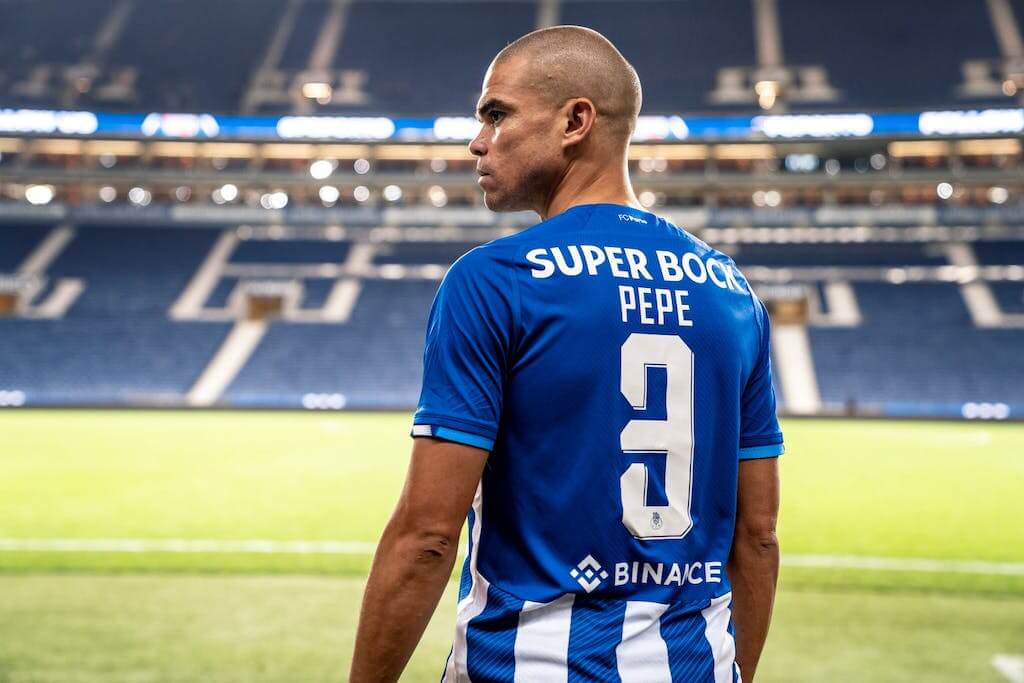 Реклама в футболе. Игрок ФК Порту в форме с логотипом Binance. Фото.