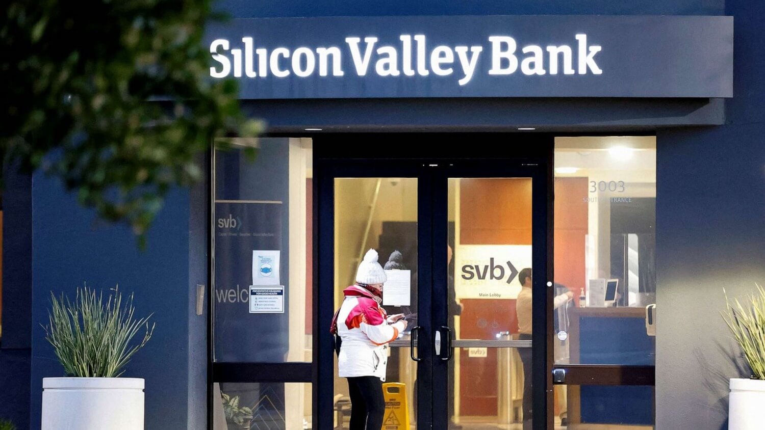 Биткоин пережил мгновенный обвал после роста до 30 тысяч долларов. Кто виноват в произошедшем? Офис банка Silicon Valley Bank, который пережил крах в марте 2023 года. Фото.