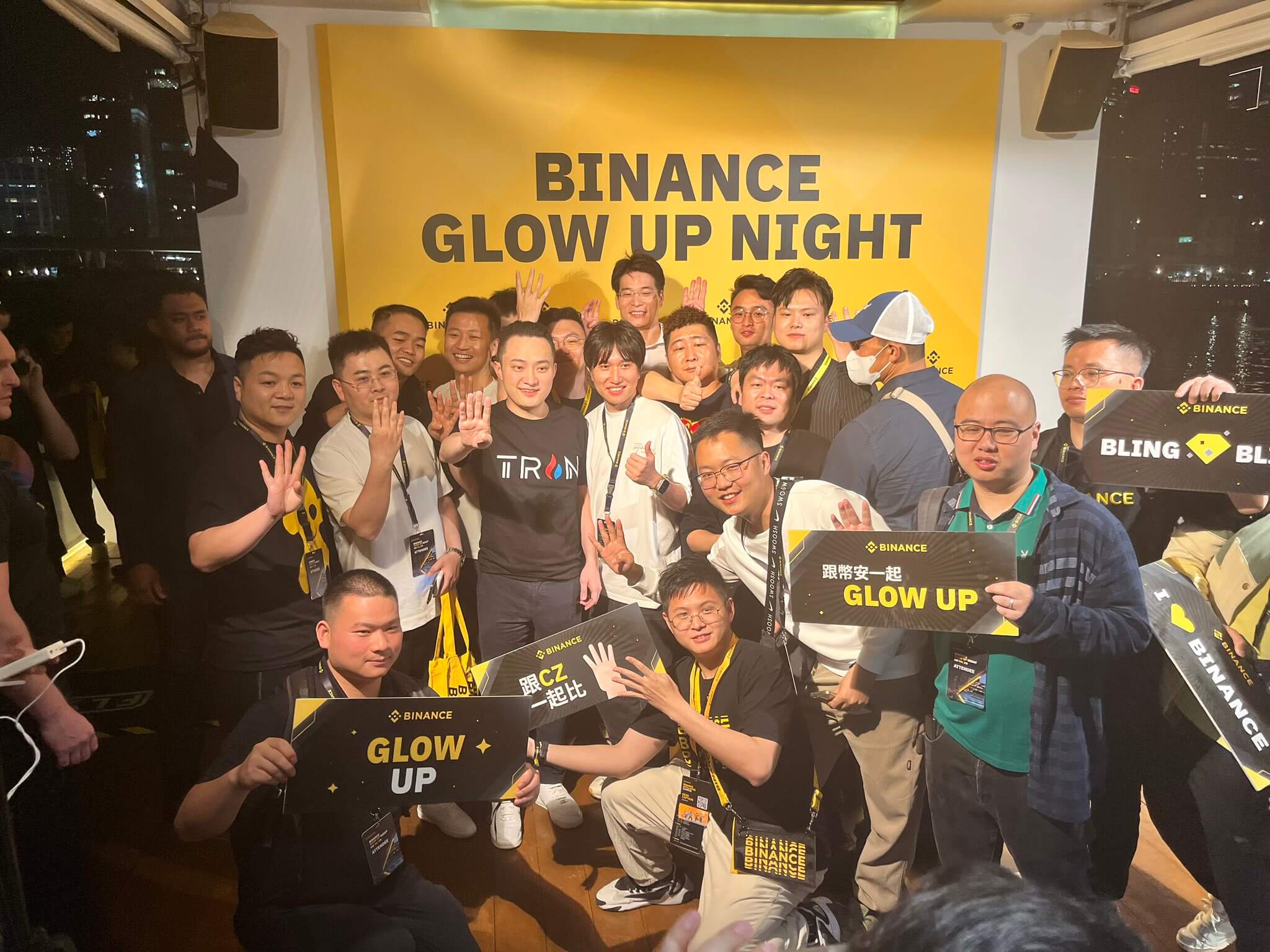 Почему криптовалютные компании переезжают. Фотография с вечеринки Glow Up Night в Гонконге от криптобиржи Binance. Фото.