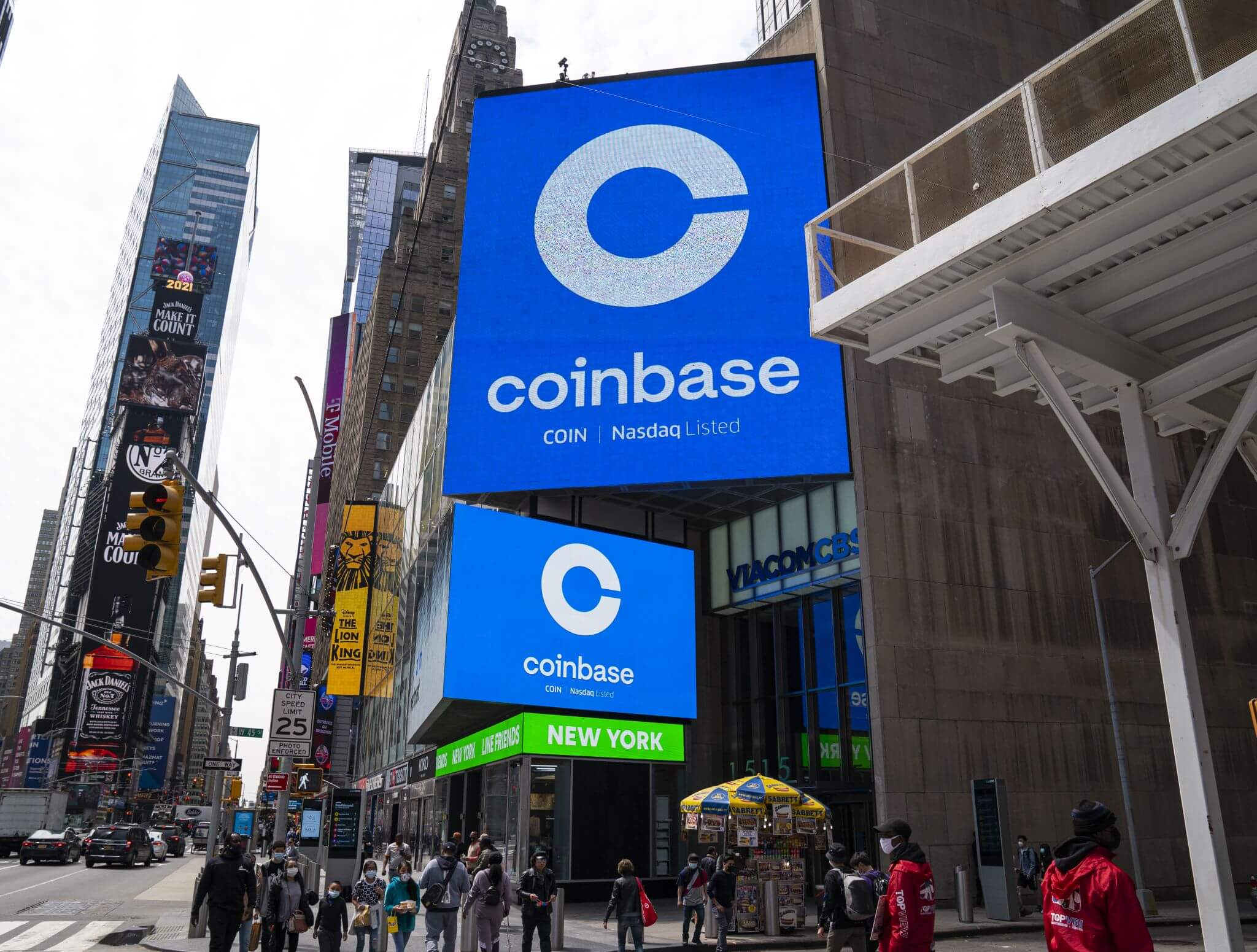 Что будет с рынком криптовалют? Логотип криптобиржи Coinbase в Нью-Йорке. Фото.