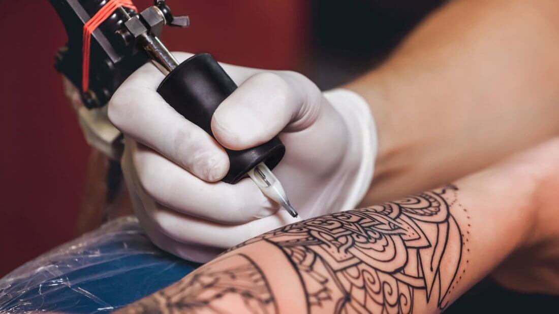 Любители криптовалют делают татуировки с Биткоином и другими монетами. Почему это не лучшая идея? Фото.