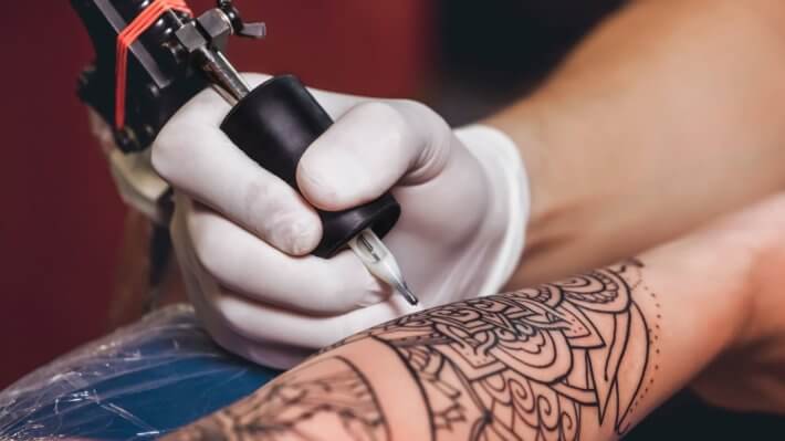 Любители криптовалют делают татуировки с Биткоином и другими монетами. Почему это не лучшая идея?