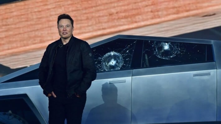 Tesla продала большую часть своих биткоинов в 2022 году. Какую прибыль упустила компания? Фото.
