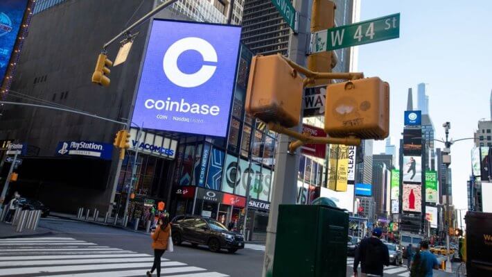 Суд обязал Комиссию по ценным бумагам ответить на претензии криптобиржи Coinbase. Почему это важно? Фото.