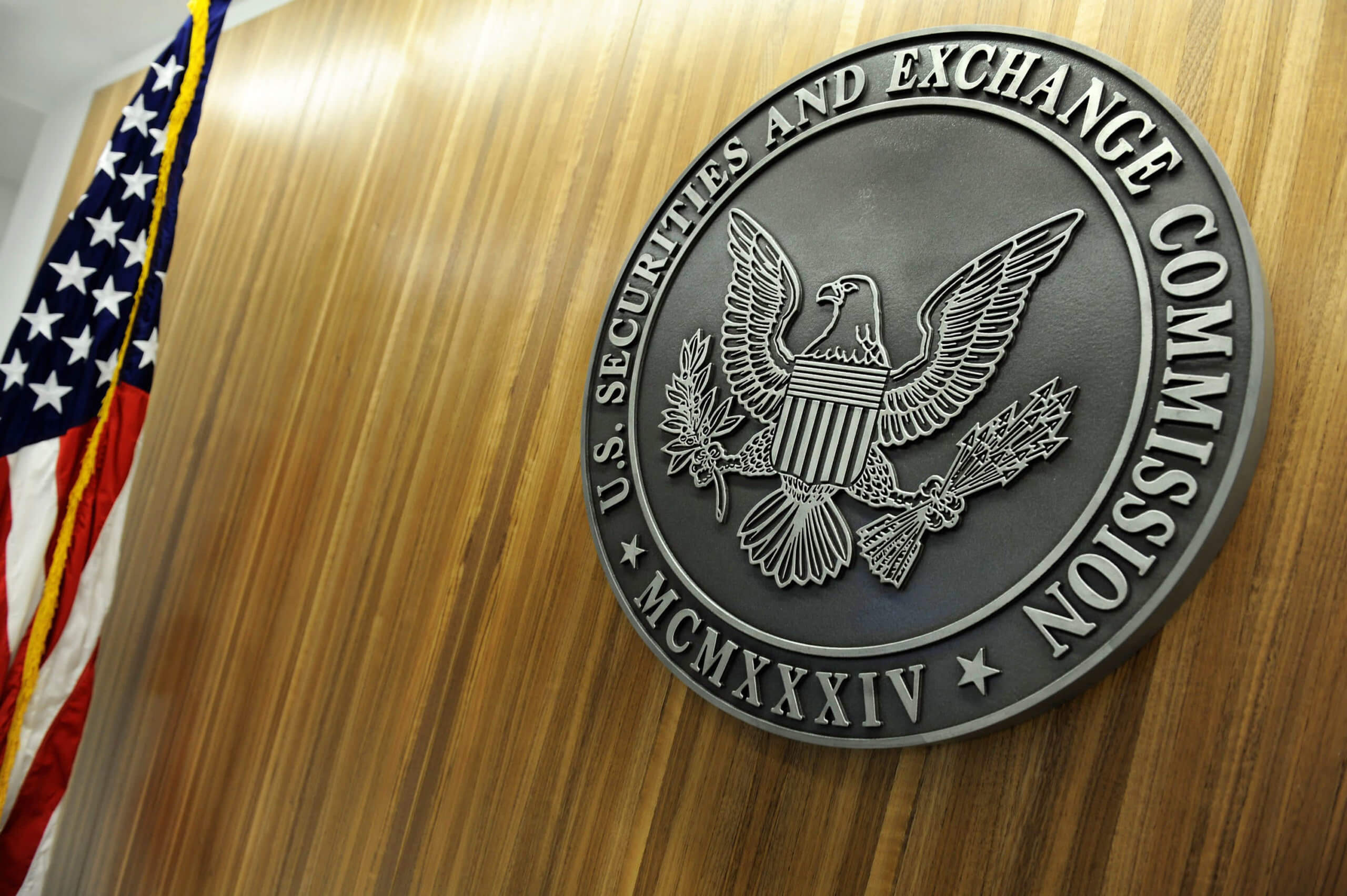Что происходит в суде Coinbase против SEC. Логотип Комиссии по ценным бумагам и биржам США. Фото.