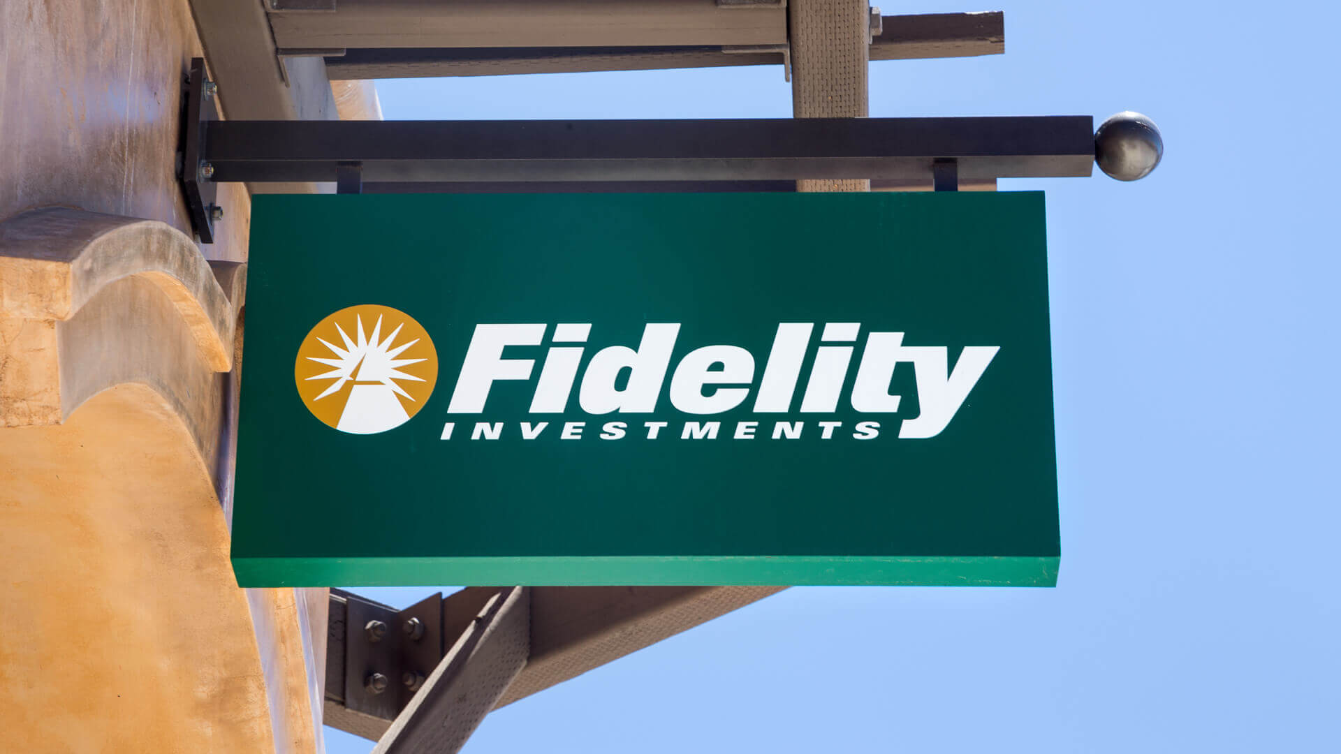Когда запустят новый ETF на Биткоин. Логотип компании Fidelity Investments. Фото.