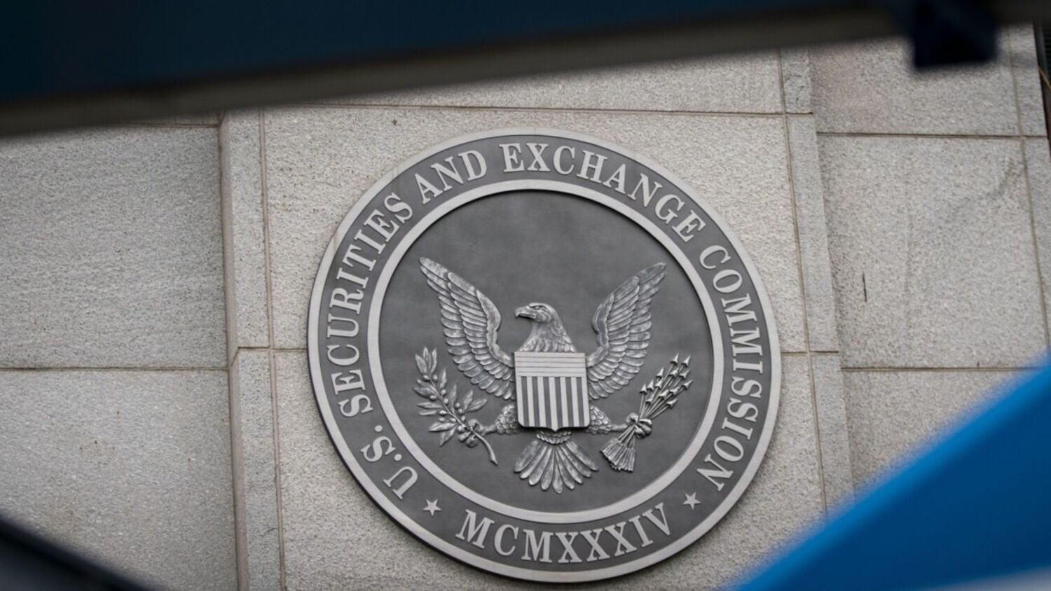 SEC требовала от Coinbase прекратить торги всеми монетами за исключением Биткоина. Почему? Здание Комиссии по ценным бумагам и биржам США. Фото.