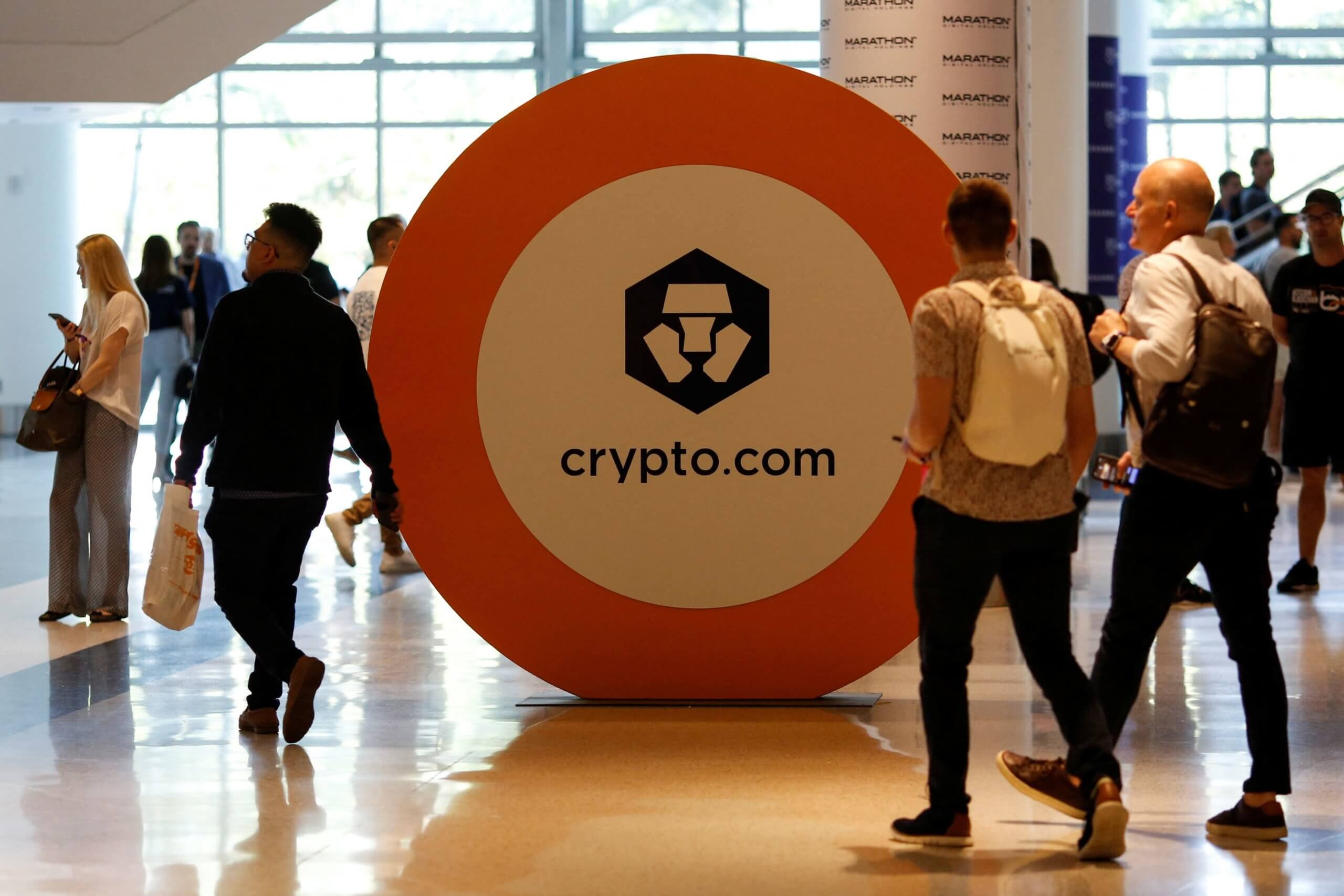 Как теряют деньги на криптовалютах. Логотип криптовалютной биржи Crypto.com. Фото.