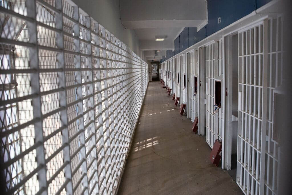За что посадили Сэма Банкмана-Фрида. Вид изнутри Metropolitan Detention Center, куда отправили Сэма Банкмана-Фрид. Фото.