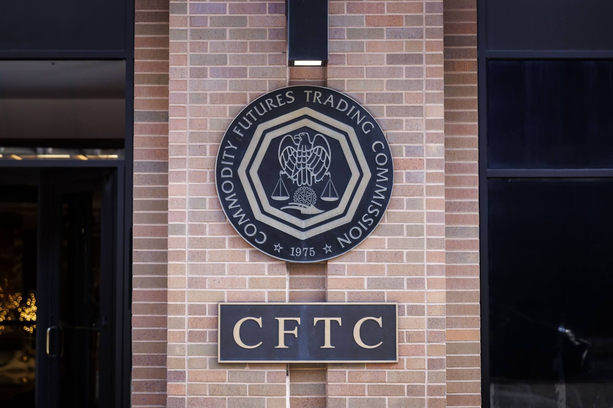 Что происходит в индустрии криптовалют. Логотип регулятора CFTC. Фото.