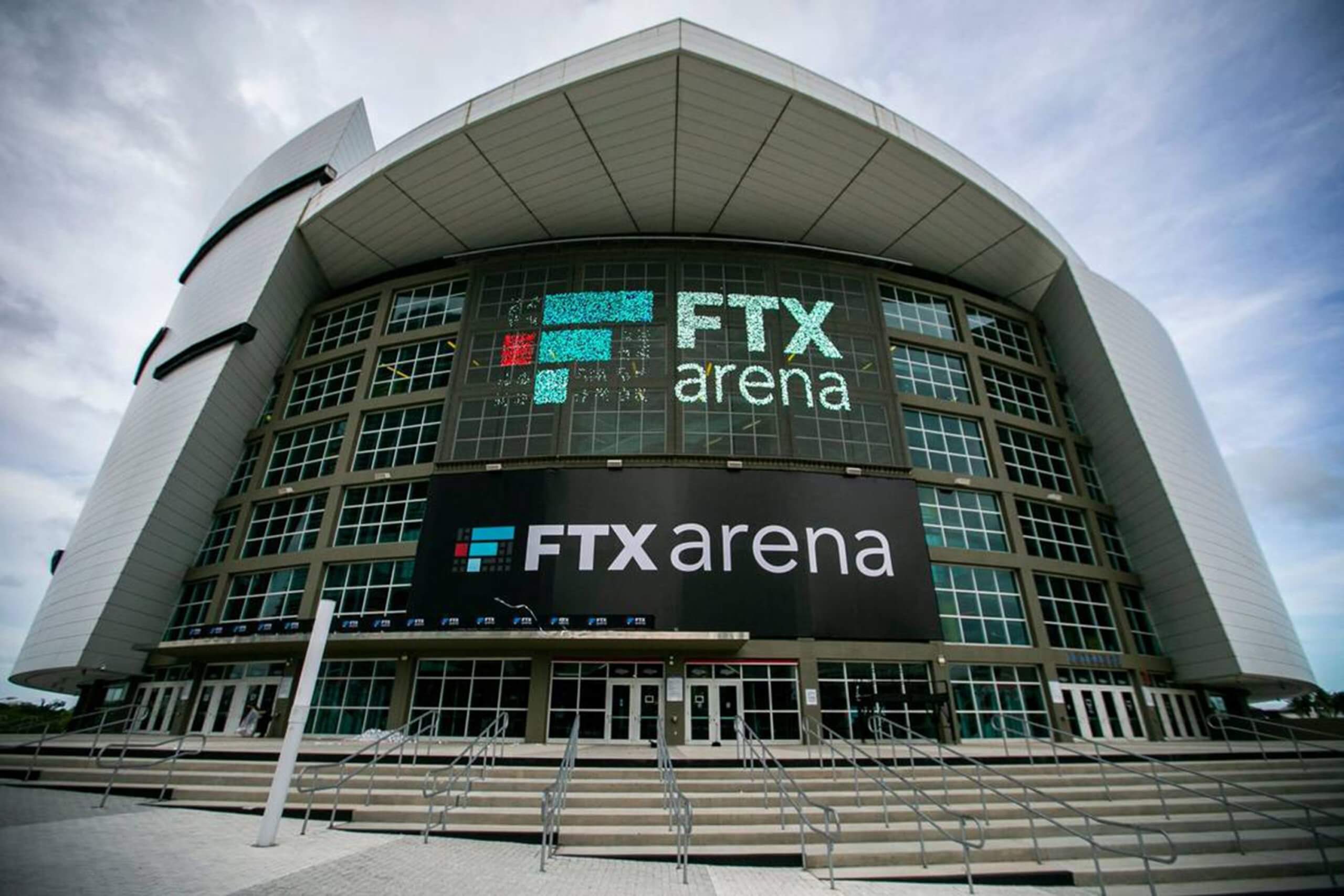 Что больше всего угрожает криптовалютам? Внешний вид стадиона FTX Arena. Фото.