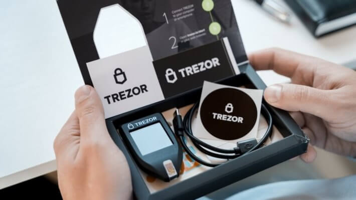 Пользователи криптовалютных кошельков Trezor подверглись фишинговой атаке. Что это значит? Фото.