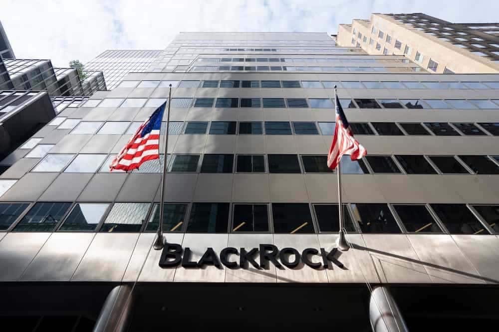 Комиссию по ценным бумагам просят отказать в запуске новых ETF на Биткоин в США. Почему? Логотип компании BlackRock. Фото.