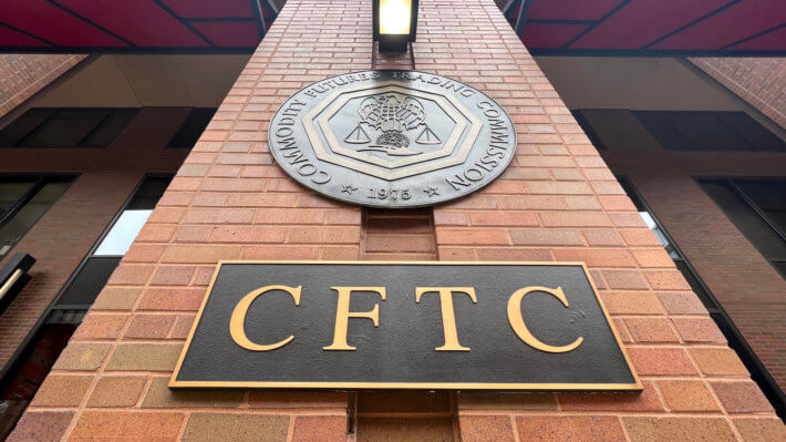 Половина судебных исков Комиссии CFTC подана против криптовалютных компаний. Почему? Фото.