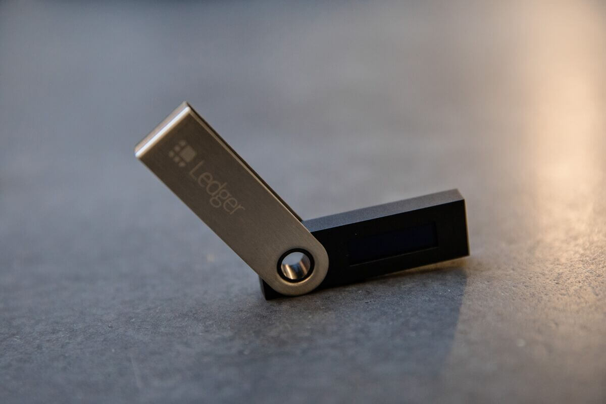 Сколько нужно инвестировать в Биткоин? Аппаратный кошелёк Ledger Nano S. Фото.