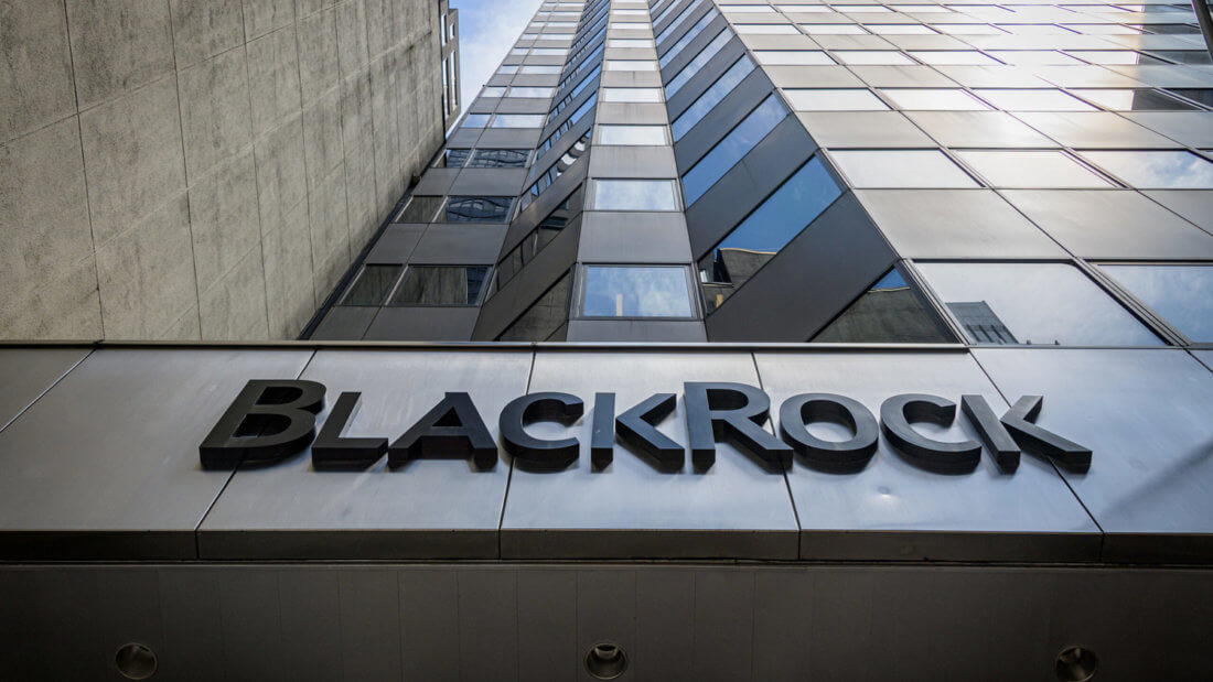 Биткоин-ETF от BlackRock стал крупнейшим биржевым фондом по объёму монет под управлением. Почему это важно? Фото.