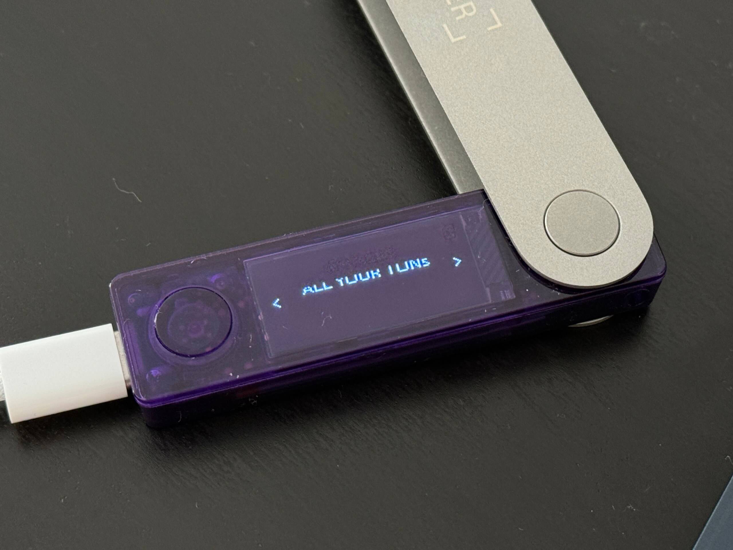 Самый безопасный вариант — MyTonWallet в сочетании с Ledger. Подтверждение транзакции с TON на аппаратном кошельке Ledger. Фото.