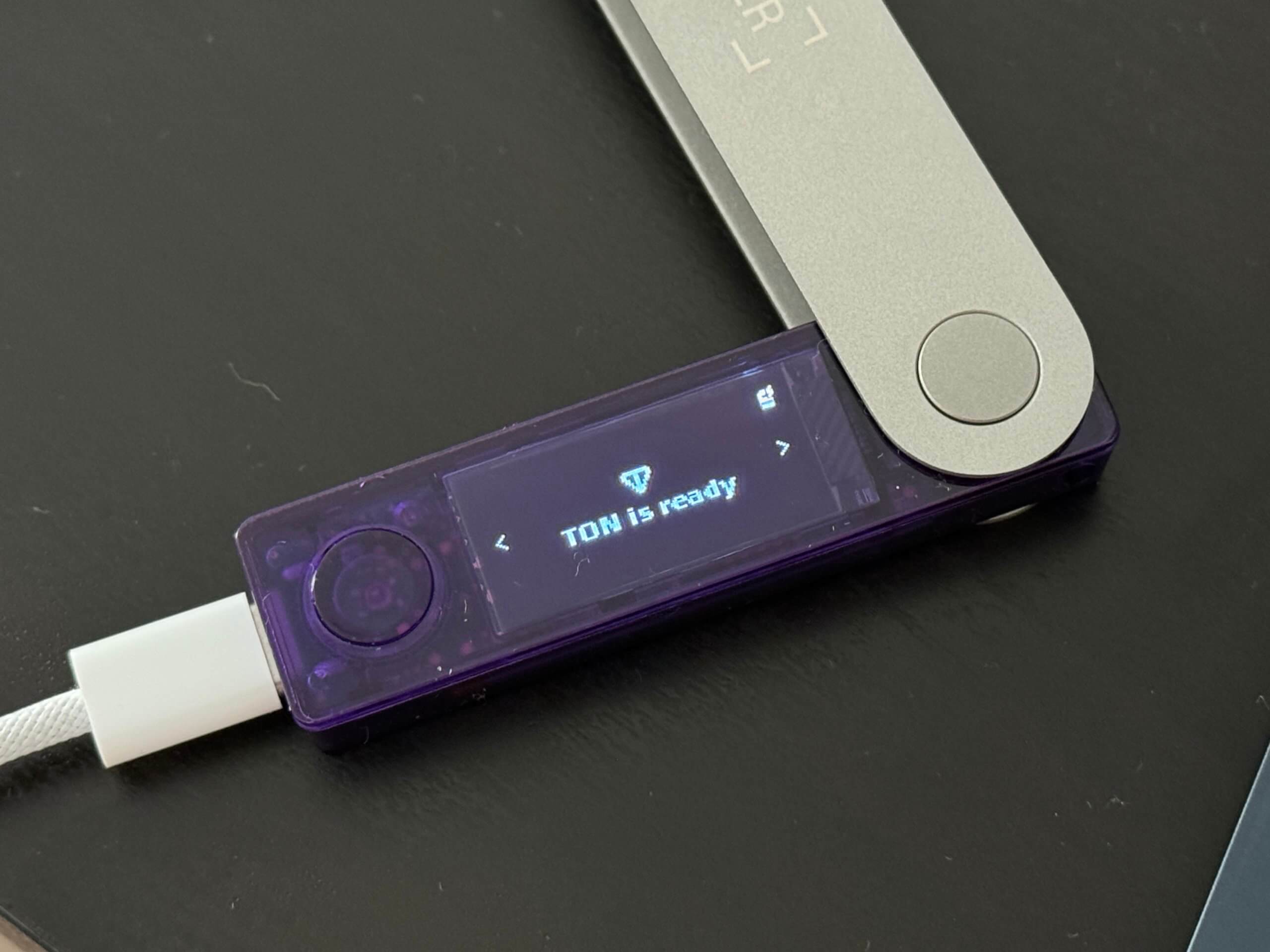 Самый безопасный вариант — MyTonWallet в сочетании с Ledger. Приложение TON на аппаратном кошельке Ledger. Фото.