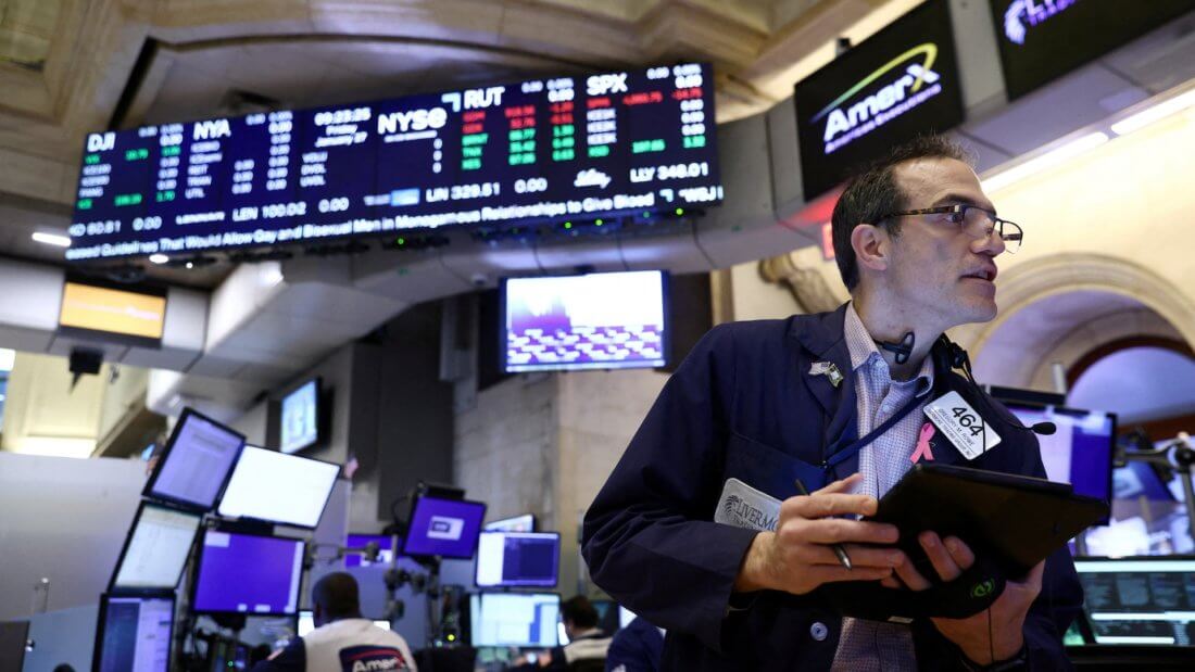 Крупные инвесторы активно скупают Эфириум перед листингом спотового ETF. Как это повлияет на стоимость криптовалюты ETH? Фото.