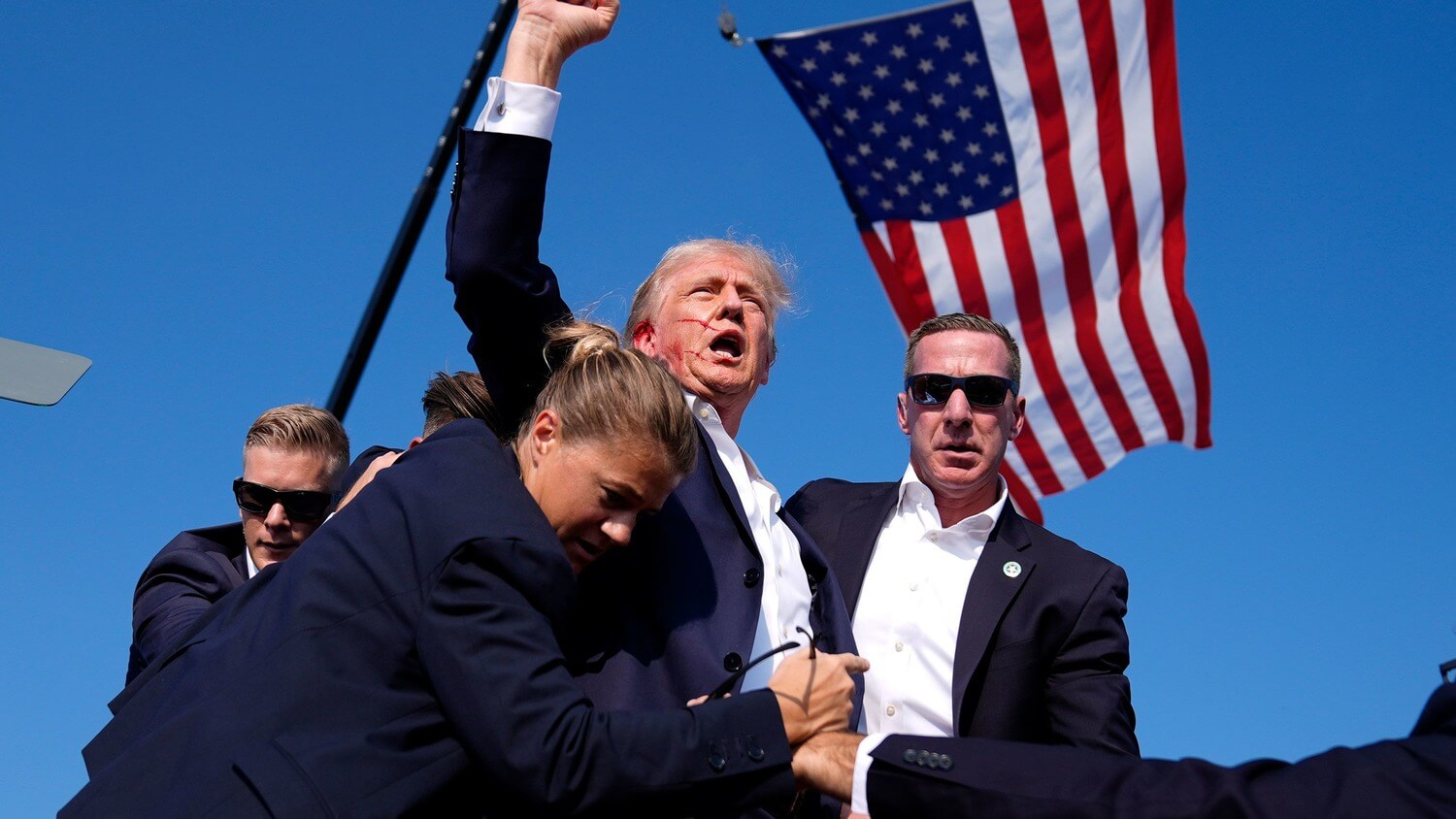 Кто инвестирует в криптовалюты. Бывший президент США Дональд Трамп после покушения на предыдущих выходных. Фото.