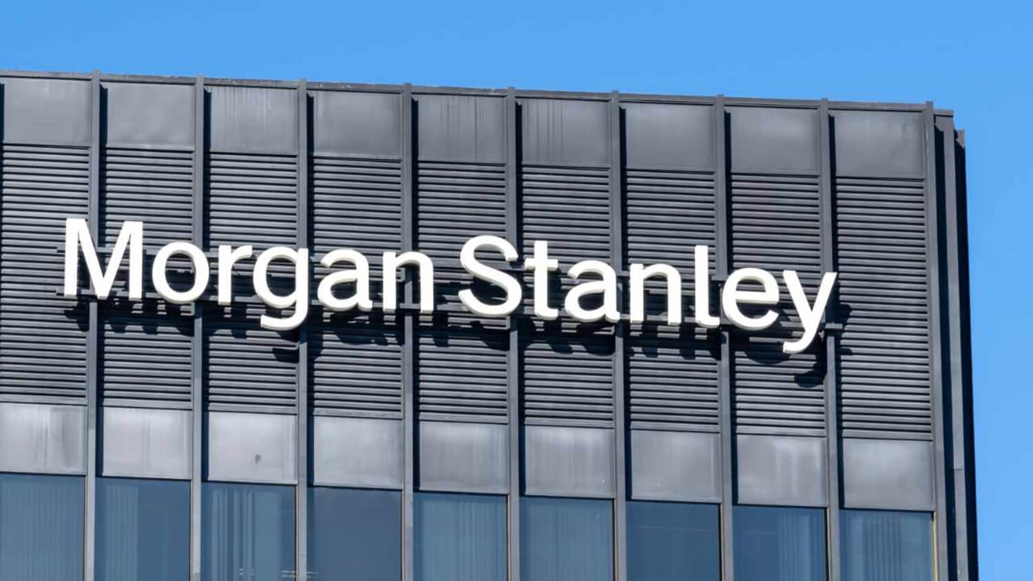 Почему MicroStrategy постоянно покупает всё новые биткоины: ответ сооснователя компании Майкла Сейлора. Логотип банка Morgan Stanley. Фото.