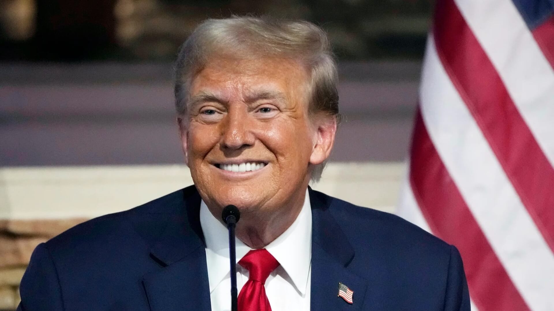 КРИПТОЖМЫХ / Официальный мем-токен Трампа, крипторезерв США не из Биткоина и ложь Гэри Генслера. Дональд Трамп прорекламировал официальный мем-токен TRUMP в сети Solana. Это взлом или новая эра крипты? Фото.